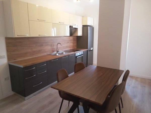 Tirane, jepet me qera apartament 2+1+Ballkon Kati 1, 104 m² 710 € (Rruga Bardhyl/Rruga Odhise Paskali)