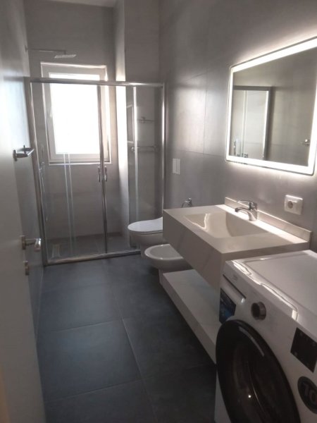 Tirane, jepet me qera apartament 2+1+Ballkon Kati 1, 104 m² 710 € (Rruga Bardhyl/Rruga Odhise Paskali)