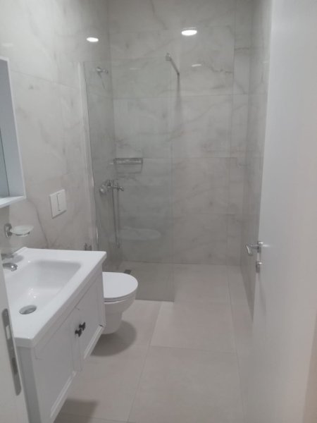 Tirane, jepet me qera apartament 2+1+Ballkon Kati 1, 104 m² 710 € (Rruga Bardhyl/Rruga Odhise Paskali)