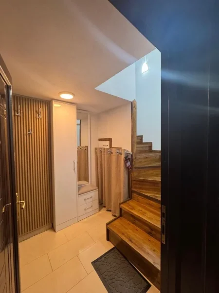 Tirane, jepet me qera apartament duplex 1+1 Kati 1, 60 m² 600 € (KOMUNA E PARISIT, RRUGA BILAL GOLEMI, PRANE PARKUT OLIMPIK)