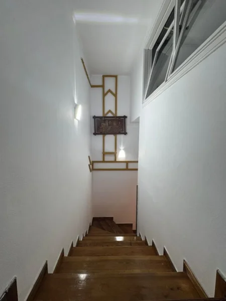 Tirane, jepet me qera apartament duplex 1+1 Kati 1, 60 m² 600 € (KOMUNA E PARISIT, RRUGA BILAL GOLEMI, PRANE PARKUT OLIMPIK)