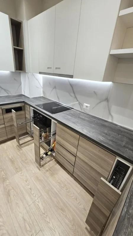 Tirane, jepet me qera apartament 2+1+Ballkon , 118 m² 1.200 € 