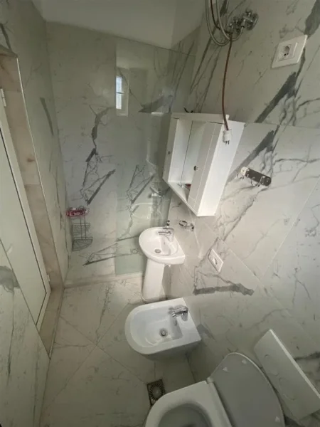 Tirane, jepet me qera apartament 1+1 Kati 1, 45 m² 500 € (RRUGA E ELBASANIT, PRANE AMBASADES AMERIKANE)