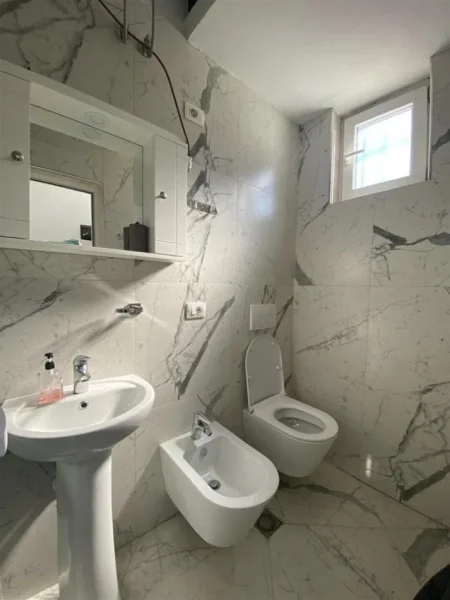 Tirane, jepet me qera apartament 1+1 Kati 1, 45 m² 500 € (RRUGA E ELBASANIT, PRANE AMBASADES AMERIKANE)