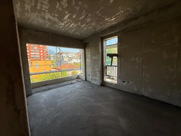 Tirane, shitet apartament 2+1+Ballkon Kati 2, 121 m² 229.000 € (Pran shkolles osman myderizi)