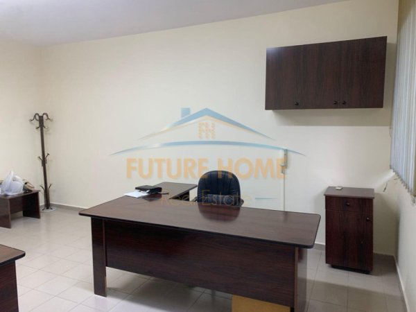 Tirane, jepet me qera zyre Kati 1, 30 m² 450 € 