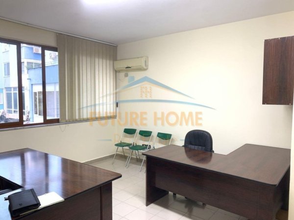 Tirane, jepet me qera zyre Kati 1, 30 m² 450 € 