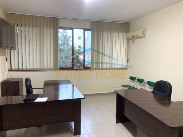 Tirane, jepet me qera zyre Kati 1, 30 m² 450 € 