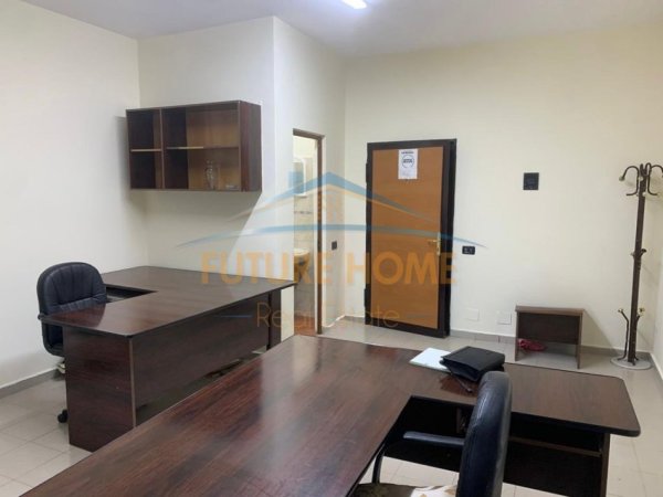 Tirane, jepet me qera zyre Kati 1, 30 m² 450 € 