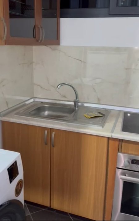 Tirane, jepet me qera garsonier 1+1 Kati 1, 30 m² (Mbrapa Skrapit, Fundi Rruges Burgut)