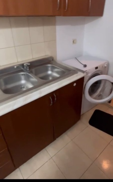 Tirane, jepet me qera garsonier 1+1 Kati 1, 30 m² (Mbrapa Skrapit, Fundi Rruges Burgut)