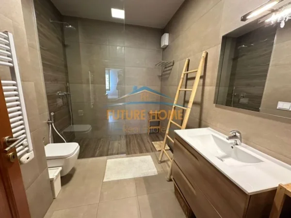 Tirane, jepet me qera apartament 2+1+Ballkon Kati 7, 1.500 € (Bllok në Rrugën Abdyl Frashëri)