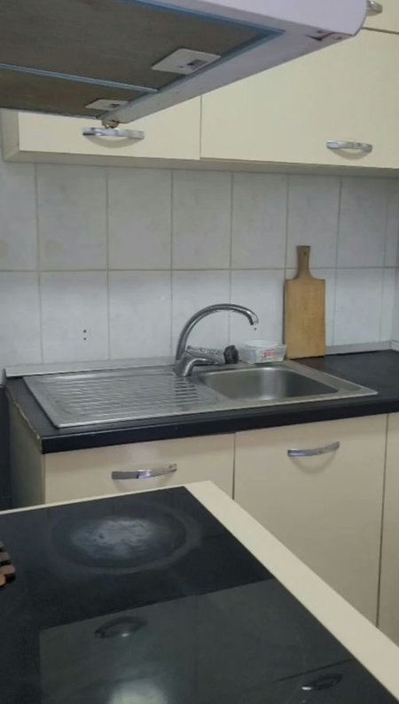 Tirane, jepet me qera apartament 2+1+Ballkon Kati 1, 85 m² 410 € (Rruga &quot;Ali Demi&quot;)
