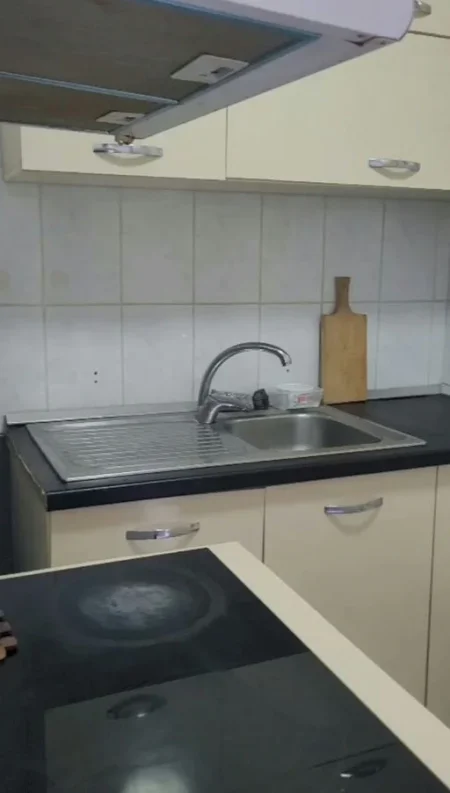 Tirane, jepet me qera apartament 2+1+Ballkon Kati 1, 85 m² 410 € (Rruga "Ali Demi")