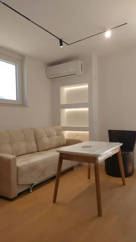 Tirane, jepet me qera apartament 1+1+Aneks+Ballkon Kati 9, 75 m² 600 € (rruga 5 maji)