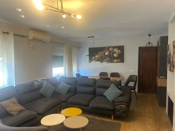 Tirane, jepet me qera apartament 3+1+Ballkon Kati 4, 100 m² 800 € (RRUGA E DURRESIT, PRANE SHPRESA.AL)