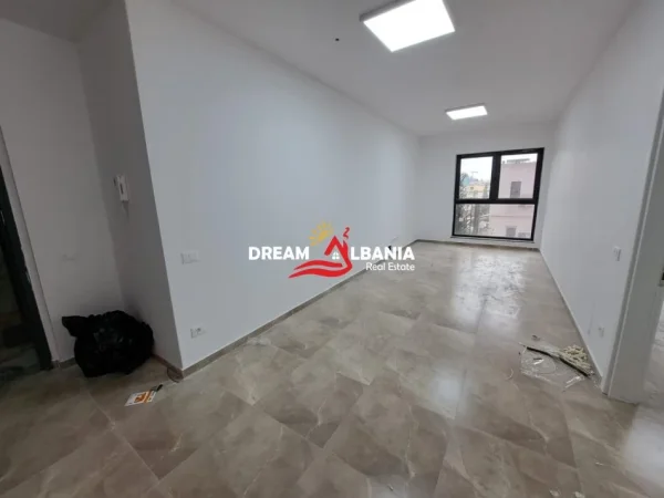 Tirane, jepet me qera zyre Kati 1, 72 m² 700 € (ne rrugen e Kavajes tek Tirana Garden Building)