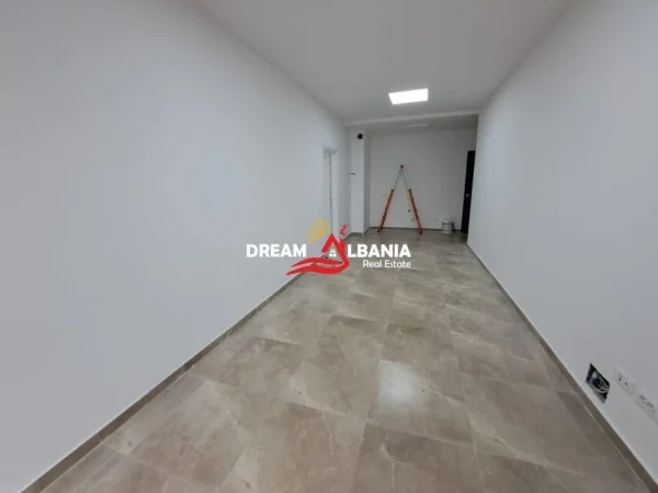 Tirane, jepet me qera zyre Kati 1, 72 m² 700 € (ne rrugen e Kavajes tek Tirana Garden Building)