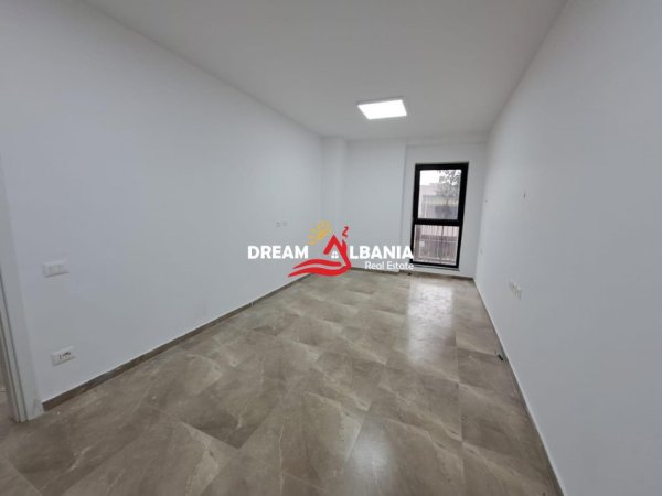 Tirane, jepet me qera zyre Kati 1, 72 m² 700 € (ne rrugen e Kavajes tek Tirana Garden Building)