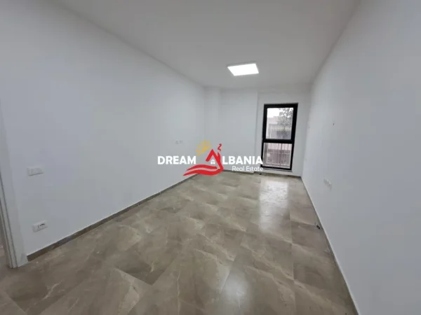Tirane, jepet me qera zyre Kati 1, 72 m² 700 € (ne rrugen e Kavajes tek Tirana Garden Building)