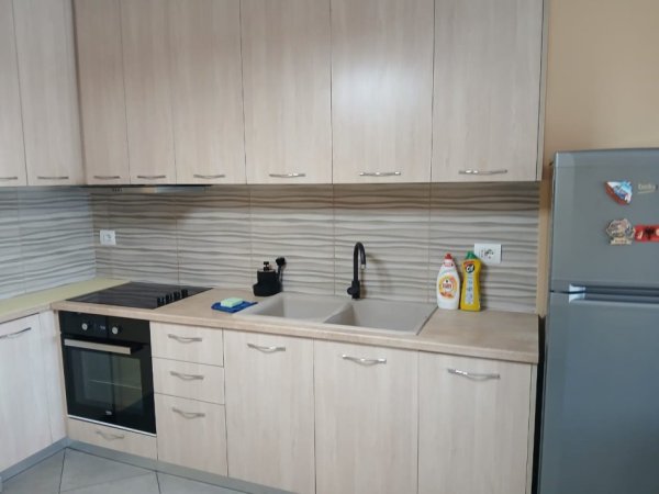 Tirane, jepet me qera apartament 1+1 Kati 5, 75 m² 600 € (JORDAN MISJA, KOMPLEKSI PANORAMA, PRANE SPAK)