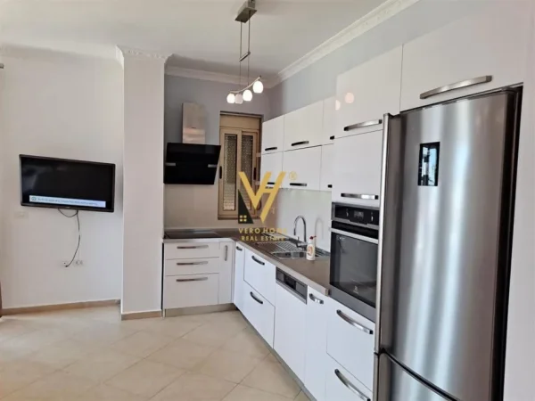 Tirane, jepet me qera apartament 2+1+Ballkon Kati 4, 110 m² 1.000 € (LIQENI THATE)