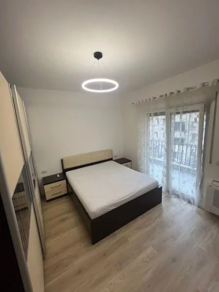 Tirane, jepet me qera apartament 2+1 Kati 2, 105 m² 700 € (RRUGA BARDHYL, PRANE SHKOLLES KONGRESI I LUSHNJES)