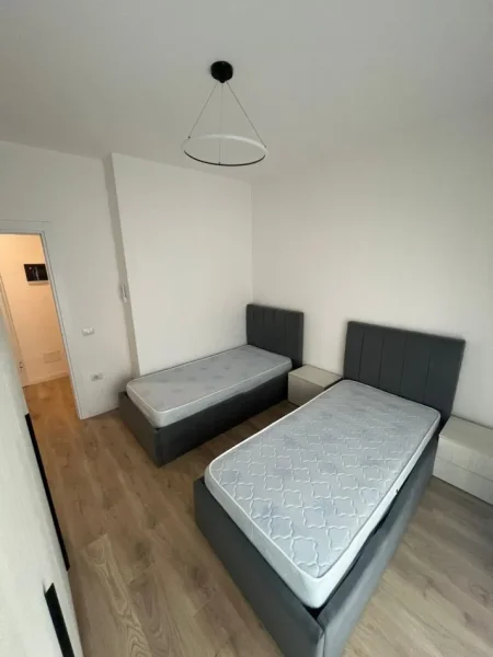Tirane, jepet me qera apartament 2+1 Kati 2, 105 m² 700 € (RRUGA BARDHYL, PRANE SHKOLLES KONGRESI I LUSHNJES)