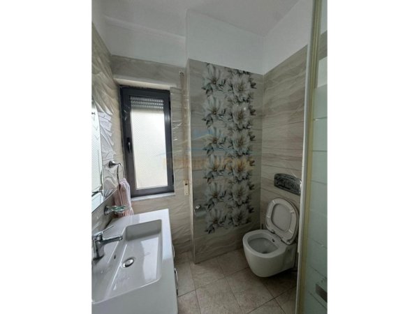 Tirane, jepet me qera apartament 2+1 Kati 4, 110 m² 750 € (Komuna e Parisit)