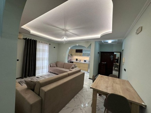 Tirane, jepet me qera apartament 1+1 Kati 10, 73 m² 650 € (Sheshi Willson)