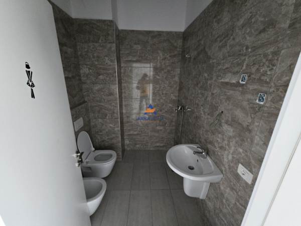 Tirane, jepet me qera Kati 2, 111 m² 1.000 € (RRUGA E KAVAJES,KOMPLEKSI SQUARE 21)