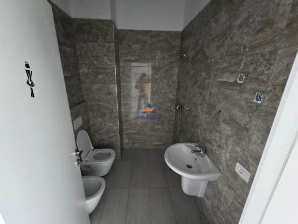 Tirane, jepet me qera Kati 2, 111 m² 1.000 € (RRUGA E KAVAJES,KOMPLEKSI SQUARE 21)