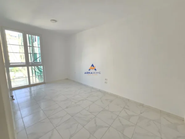 Tirane, jepet me qera Kati 2, 111 m² 1.000 € (RRUGA E KAVAJES,KOMPLEKSI SQUARE 21)