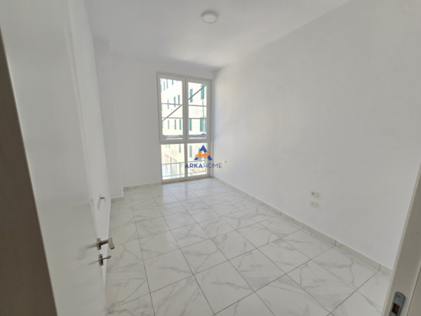 Tirane, jepet me qera Kati 2, 111 m² 1.000 € (RRUGA E KAVAJES,KOMPLEKSI SQUARE 21)