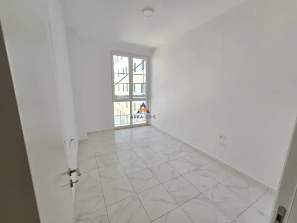 Tirane, jepet me qera Kati 2, 111 m² 1.000 € (RRUGA E KAVAJES,KOMPLEKSI SQUARE 21)