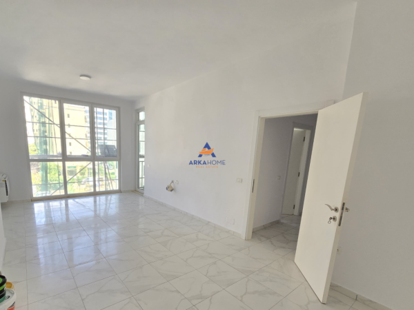 Tirane, jepet me qera Kati 2, 111 m² 1.000 € (RRUGA E KAVAJES,KOMPLEKSI SQUARE 21)