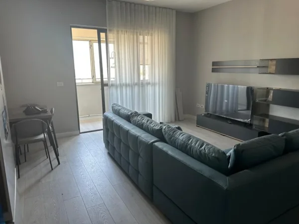 Tirane, jepet me qera apartament 2+1 Kati 7, 80 m² 650 € (PERBALLE MATERNITETIT TE RI,RRUGA ENDRI KEKO, PRANE PASTICERI TITO)