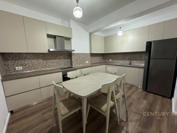 Tirane, jepet me qera apartament 2+1 Kati 3, 107 m² 700 € 