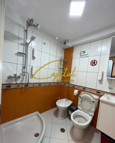 Tirane, jepet me qera apartament 1+1 Kati 1, 75 m² 600 € (KOMUNA E PARISIT)