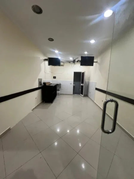 Tirane, jepet me qera dyqan Kati 0, 40 m² 450 € 