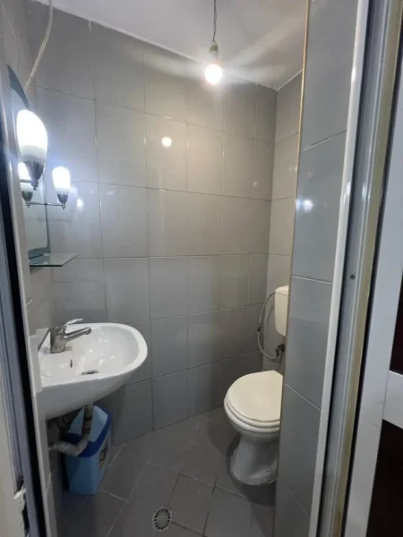 Tirane, jepet me qera dyqan Kati 0, 40 m² 450 € 
