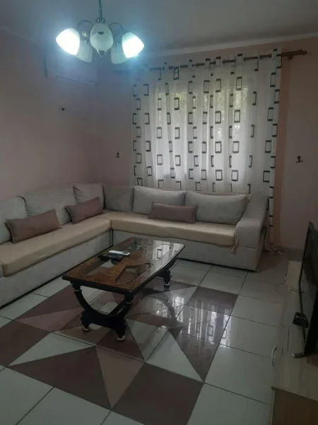 Tirane, jepet me qera apartament 1+1+Ballkon Kati 1, 63 m² 460 € (Rruga"Kavajes")