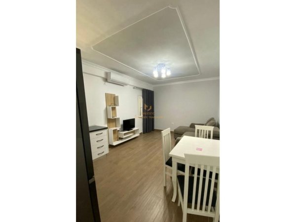 Tirane, jepet me qera apartament 1+1+Ballkon Kati 4, 65 m² 500 € (rruga gjin gjergji)
