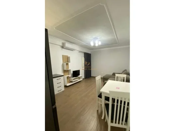 Tirane, jepet me qera apartament 1+1+Ballkon Kati 4, 65 m² 500 € (rruga gjin gjergji)