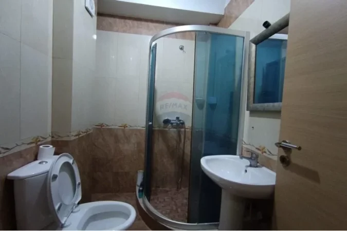 Tirane, shitet garsonier 1+1 Kati 3, 41 m² 102.000 € (Pazari i ri)