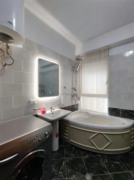 Tirane, jepet me qera apartament 2+1+Ballkon , 850 € (Rruga"Kavajes")