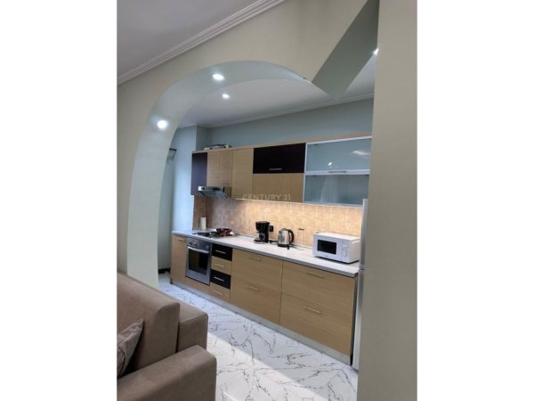 Tirane, jepet me qera apartament 1+1 Kati 7, 650 € (Sheshi Wilson)