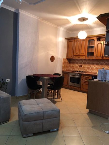 Tirane, jepet me qera apartament 1+1+Ballkon Kati 7, 71 m² 350 € (LAPRAKE)