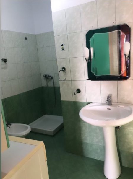 Tirane, jepet me qera apartament 1+1+Ballkon Kati 7, 71 m² 350 € (LAPRAKE)