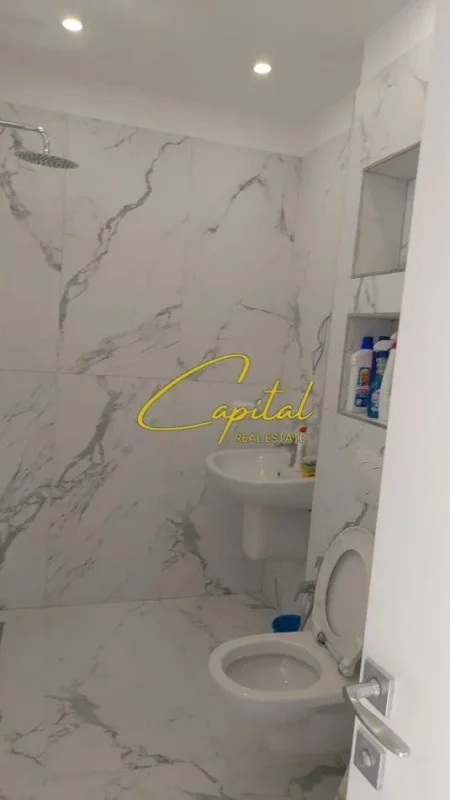 Tirane, jepet me qera apartament 1+1 Kati 9, 75 m² 600 € (ISH STACIONI TRENIT)